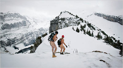Senderismo nudista en los Alpes. Foto de Christoph Bangert para The New York Times