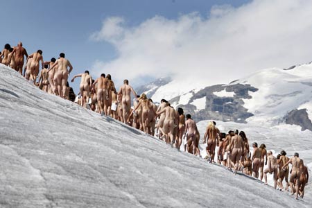 Sesión fotográfica de Spencer Tunick en un glaciar suizo